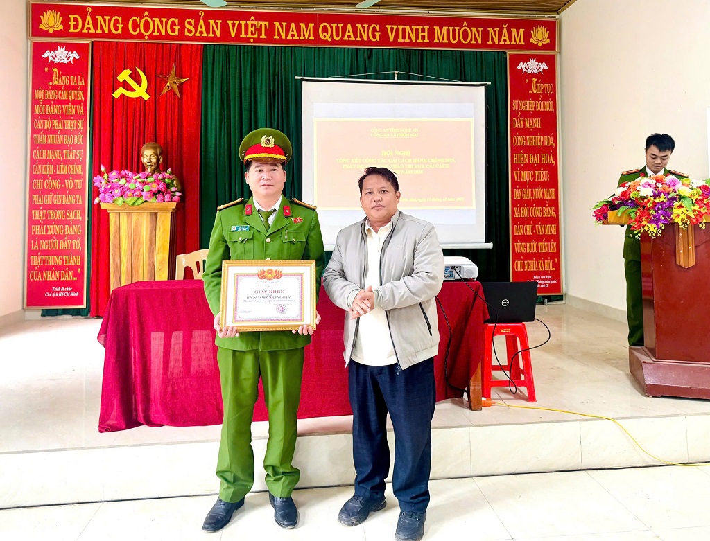 Khen thưởng tập thể Công an xã Nhôn Mai có thành tích xuất sắc trong cải cách hành chính