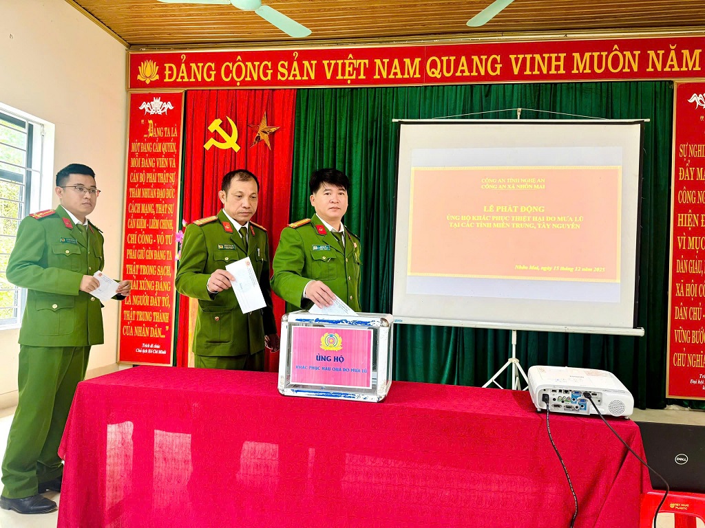 Công an xã Nhôn Mai ủng hộ đồng bào bị thiên tai
