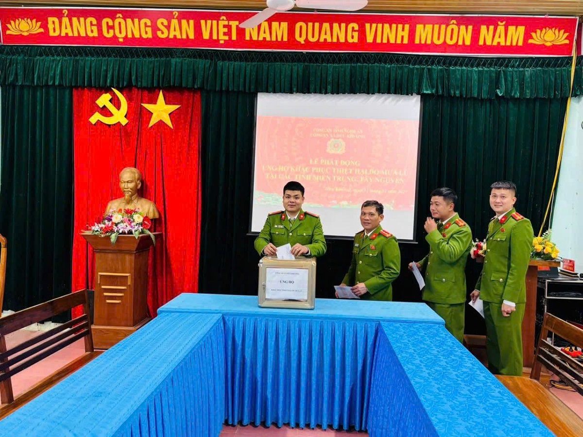 Công an xã Hữu Khuông chung tay hướng về đồng bào miền Trung, Tây Nguyên