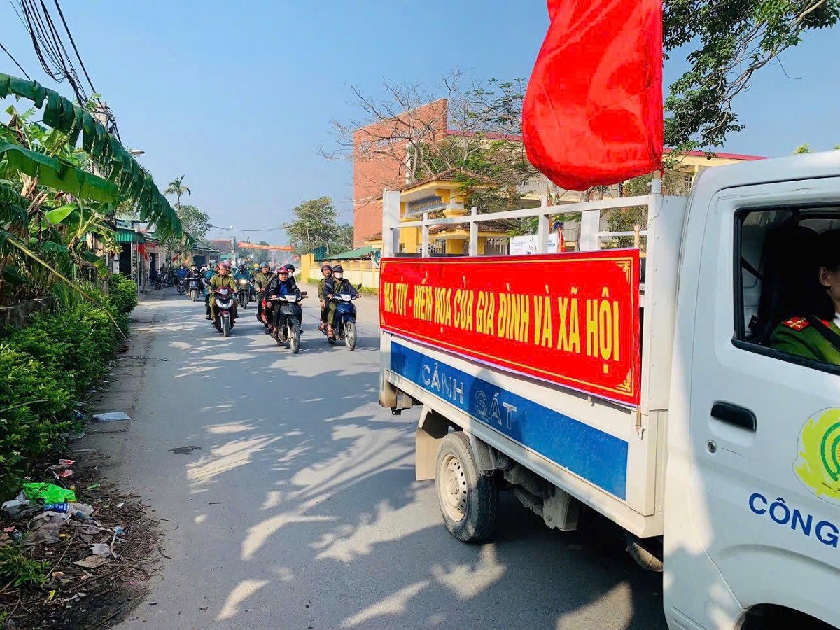 Tổ công tác tuyên truyền qua thôn, xóm