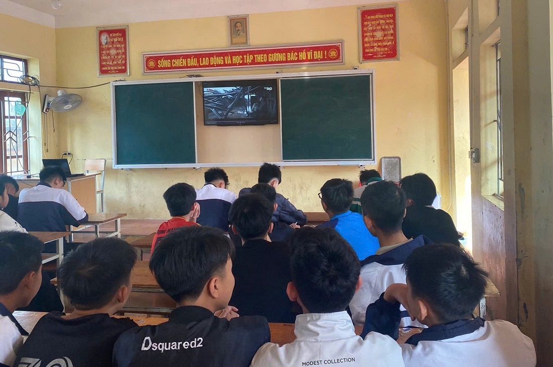 Thanh, thiếu niên được xem phim “Mưa đỏ”