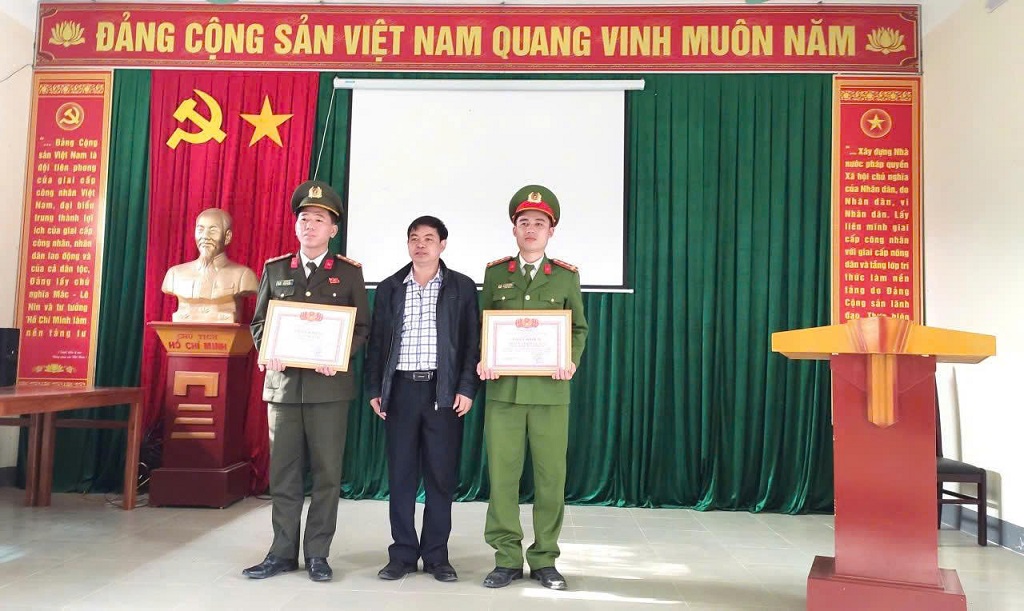 Trao thưởng cá nhân có thành tích xuất sắc trong cải cách hành chính