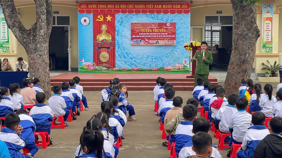 Cán bộ Công xã phổ biến nội dung phòng, chống bạo lực học đường