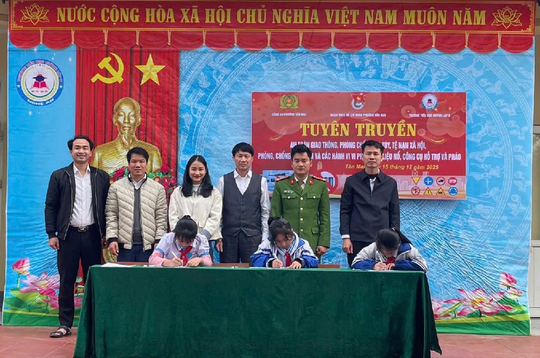 Đại diện học sinh các khối ký cam kết thực hiện quy định của pháp luật