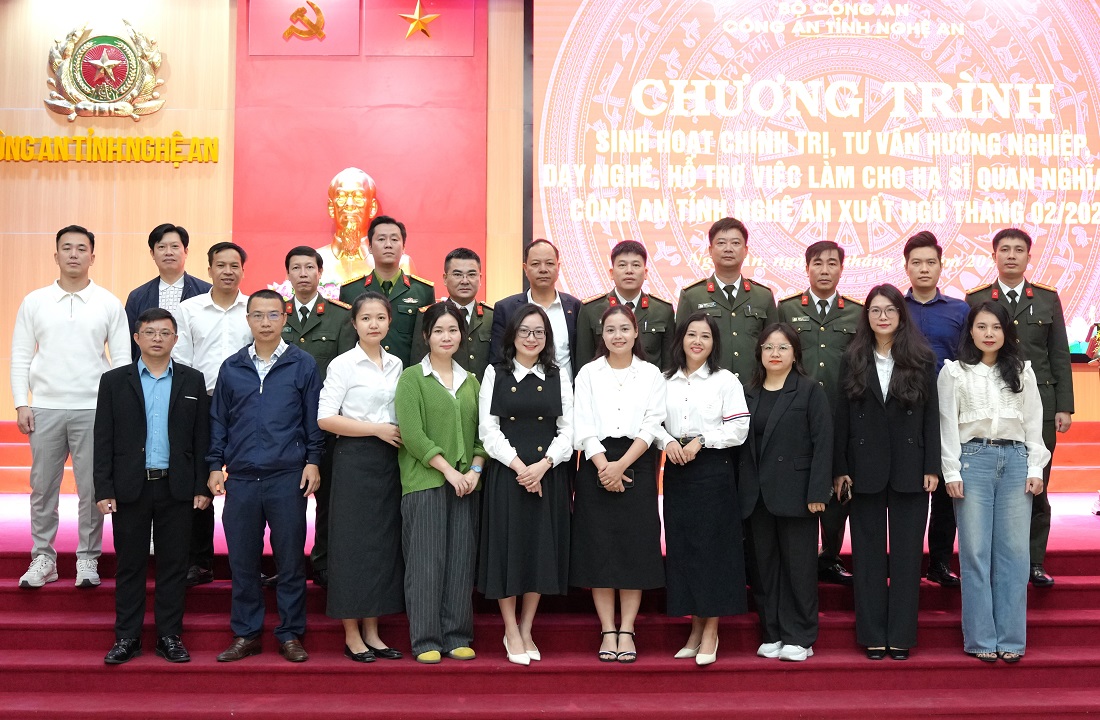 Đồng chí Đại tá Trần Hồng Quang, Phó Giám đốc Công an tỉnh chụp ảnh lưu niệm cùng đơn vị tư vấn