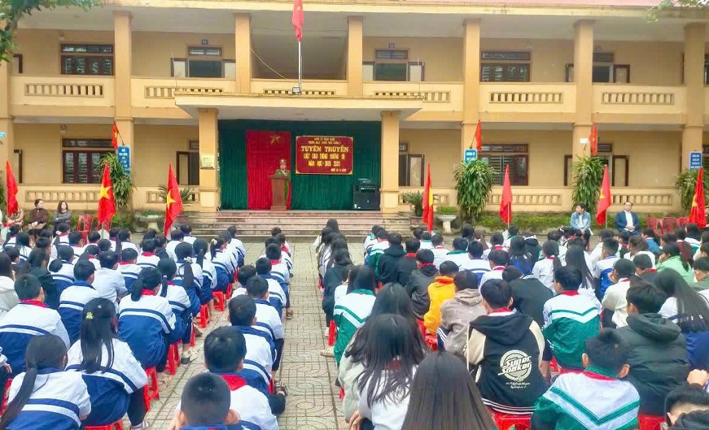 Tuyên truyền pháp luật về ATGT cho học sinh tại Trường THCS Trung Phúc Cường 2