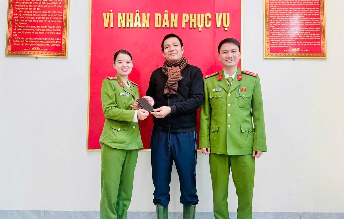 Công an xã Tam Thái trả lại tài sản bị đánh rơi cho anh Thân