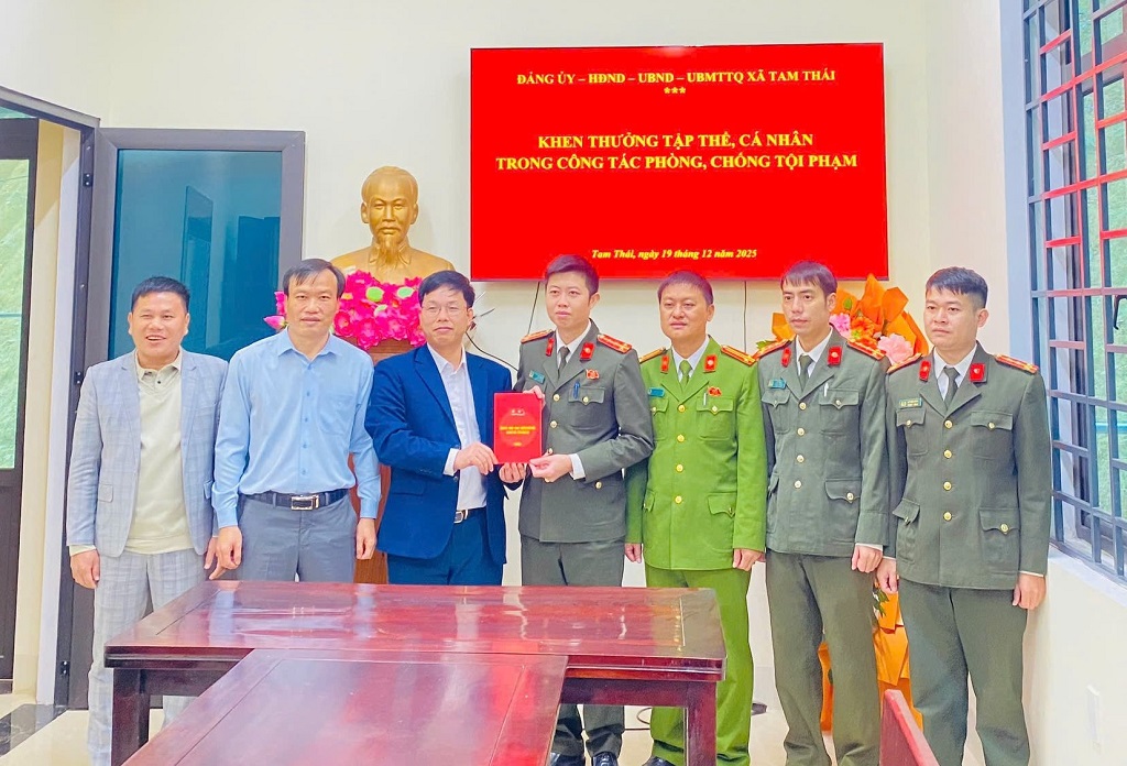Đảng ủy, UBND xã Tam Thái ghi nhận thành tích mà Công an xã đạt được trong những ngày đầu ra quân