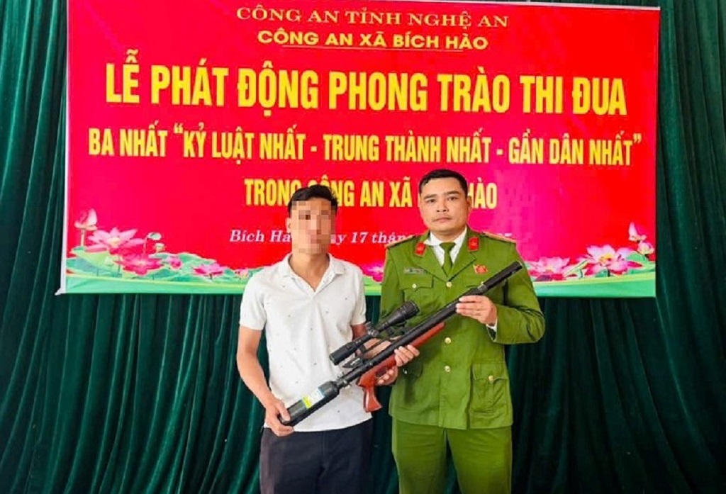 Công dân H.S.N. tự nguyên giao nộp khẩu súng