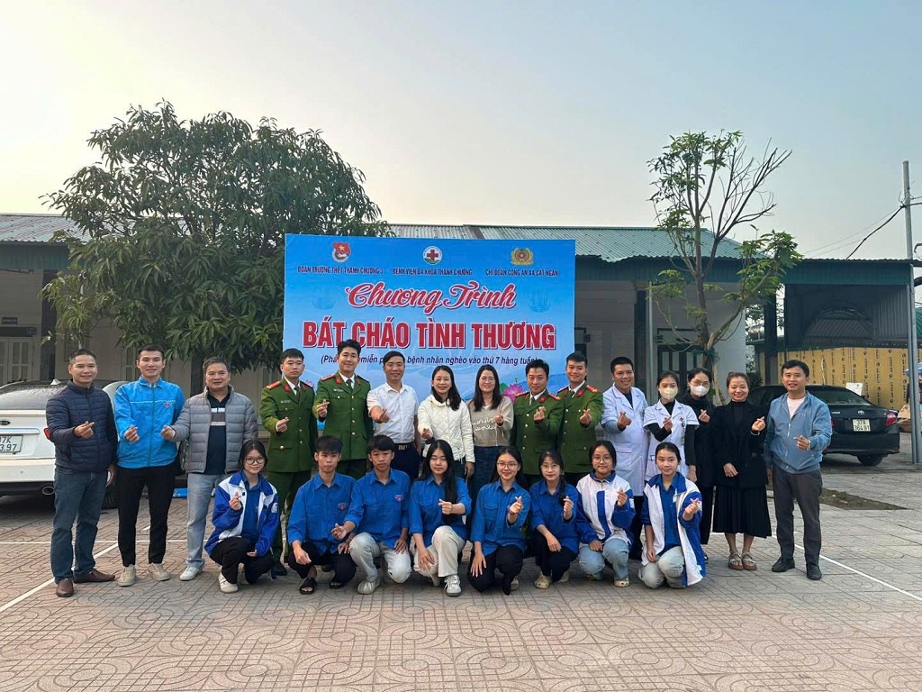 Công an xã phối hợp trao cháo đến bệnh nhân và người nhà