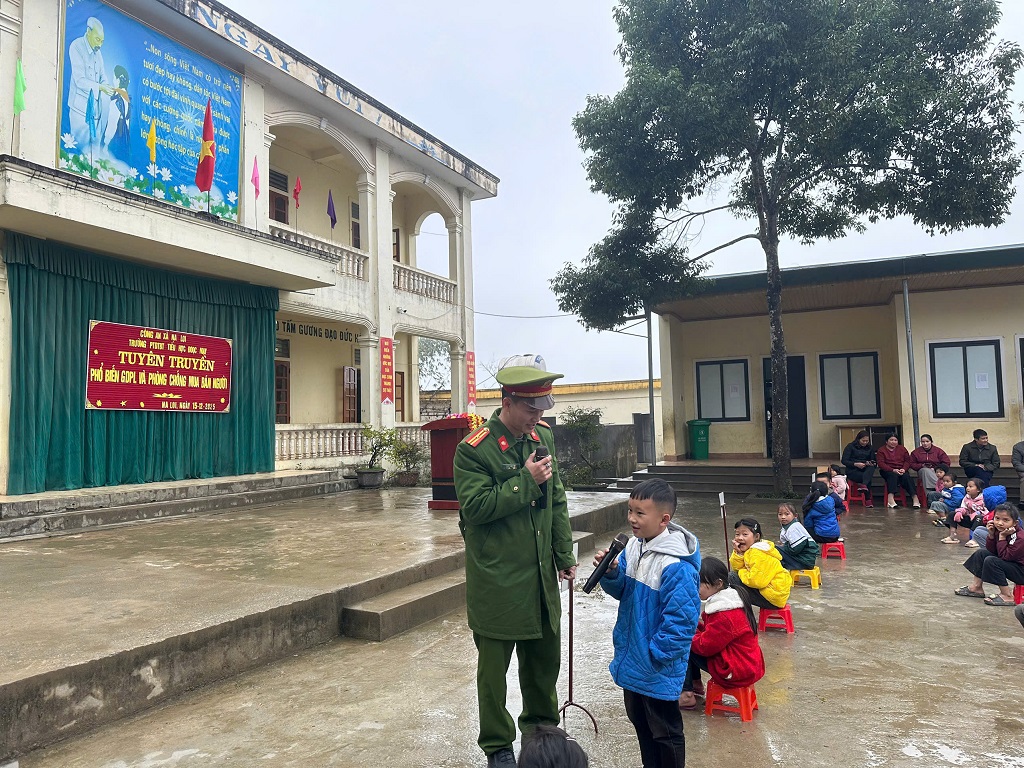 Học sinh tham gia trao đổi, trả lời câu hỏi tại buổi tuyên truyền pháp luật