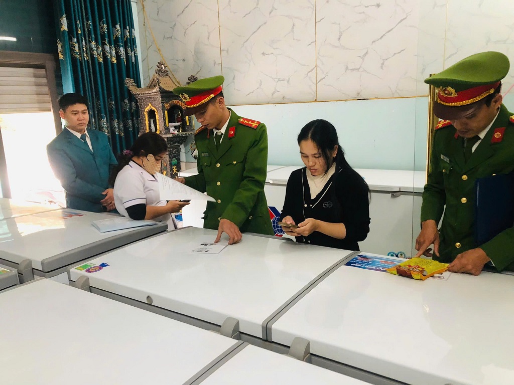  Công an xã phối hợp với các lực lượng kiểm tra cơ sở kinh doanh 