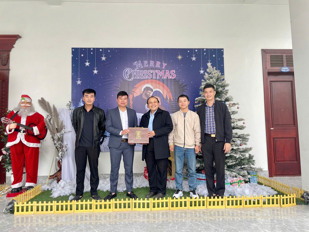 Công an xã Quỳnh Anh chúc mừng Giáo xứ nhân dịp Lễ Giáng sinh