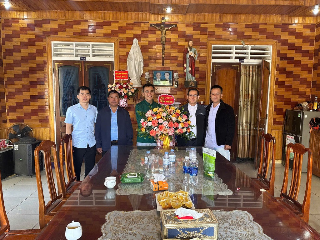 Công an xã Vĩnh Tường chúc mừng nhân lễ Giáng sinh