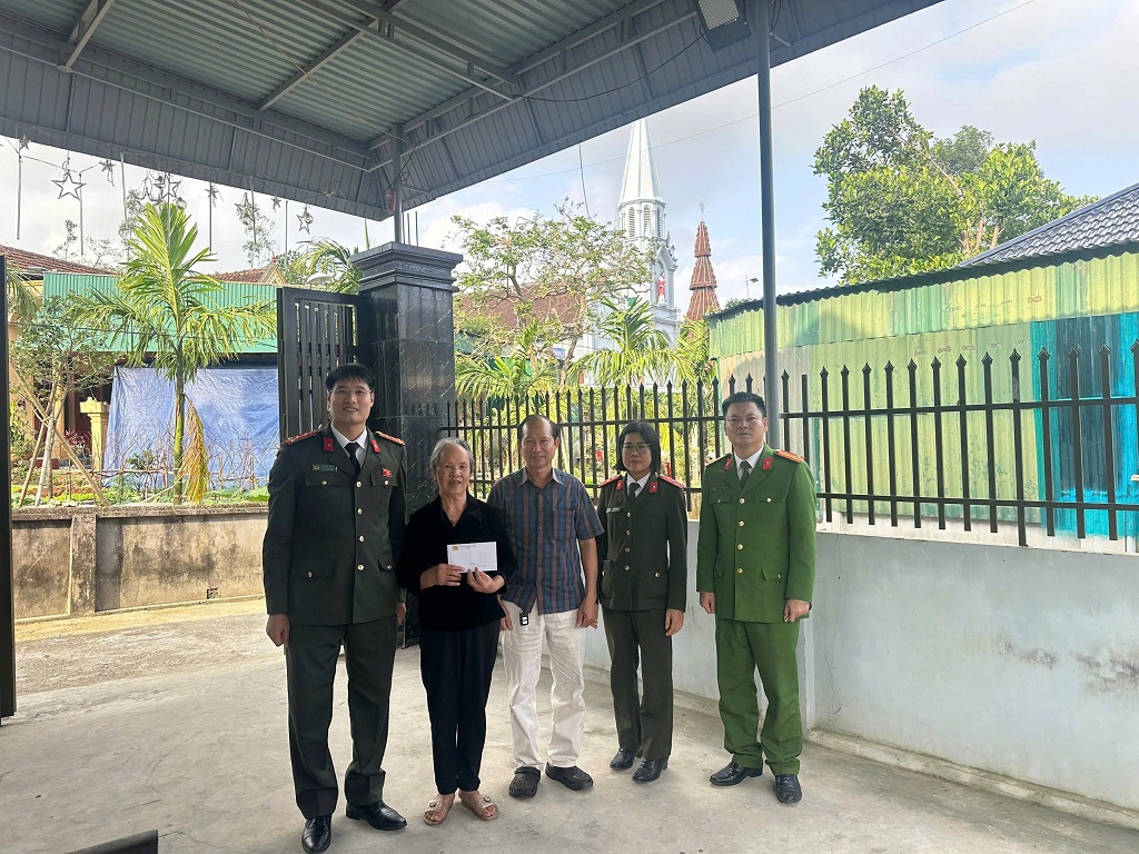 Công an xã Thiên Nhẫn thăm hỏi, tặng quà hộ giáo dân có hoàn cảnh khó khăn nhân dịp Lễ Giáng sinh