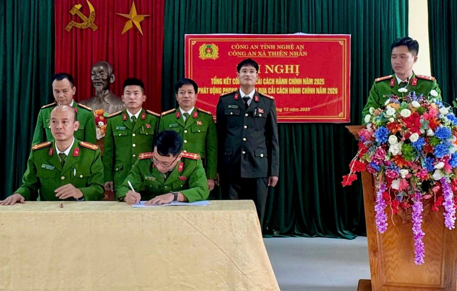 Ký cam kết thi đua