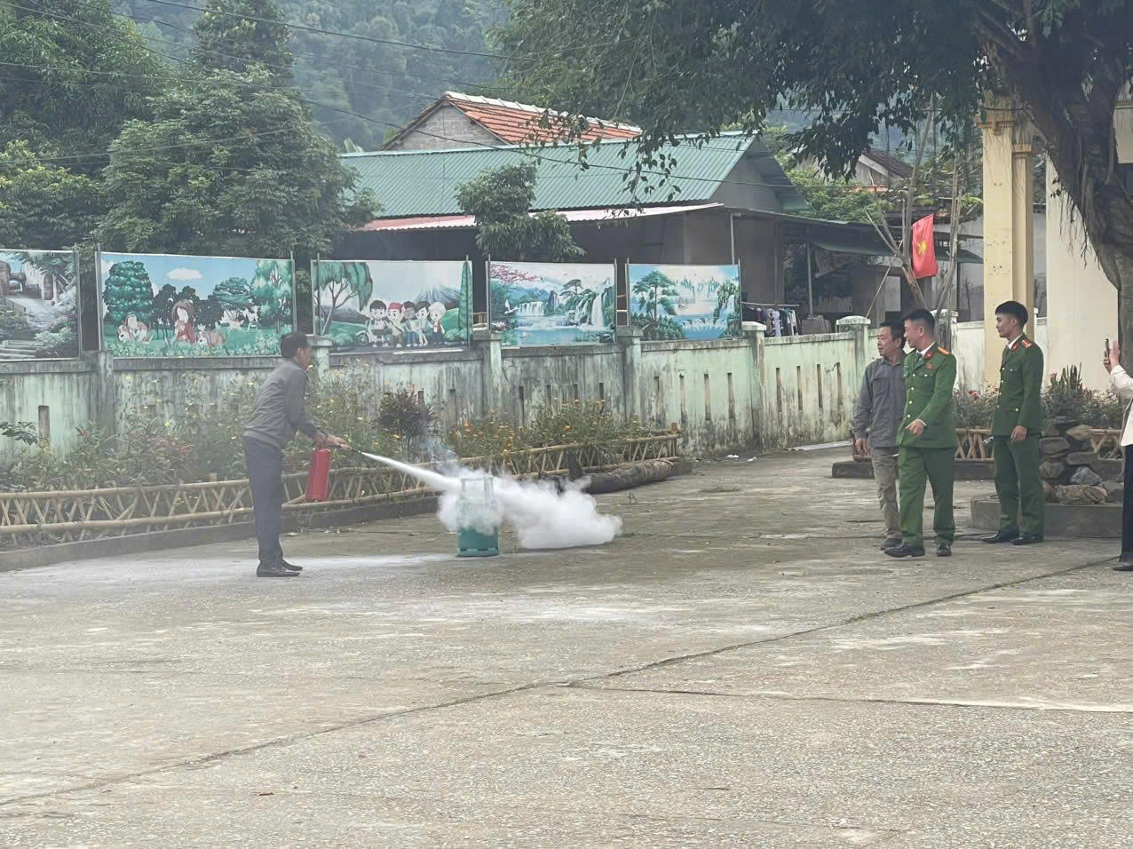 Qua buổi tuyên truyền, học sinh và giáo viên được trang bị thêm nhiều kiến thức bổ ích, thiết thực