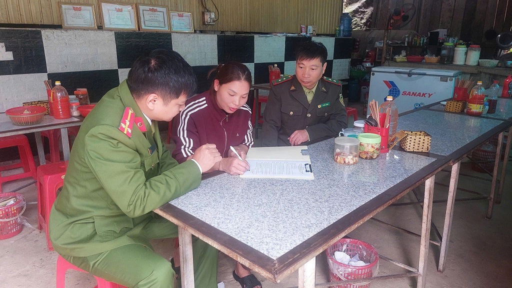 Lực lượng chức năng tuyên truyền, tổ chức ký cam kết tại nhà hàng, quán ăn