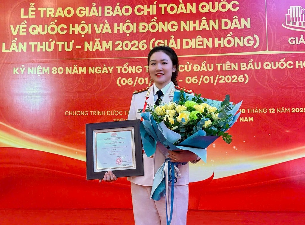 Tại giải Diên Hồng lần thứ tư, Trung úy Lê Trung An, cán bộ Phòng Kỹ thuật hình sự Công an tỉnh Nghệ An cùng nhóm tác giả đoạt giải Khuyến khích