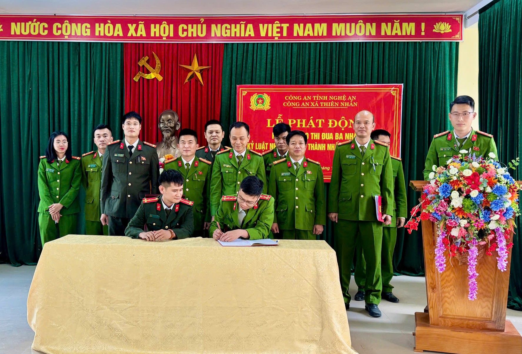 Ký cam kết thi đua