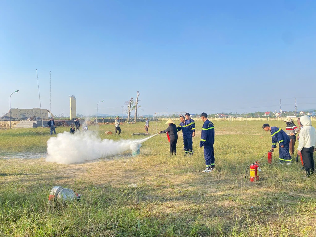 Học viên thực hành sử dụng bình chữa cháy
