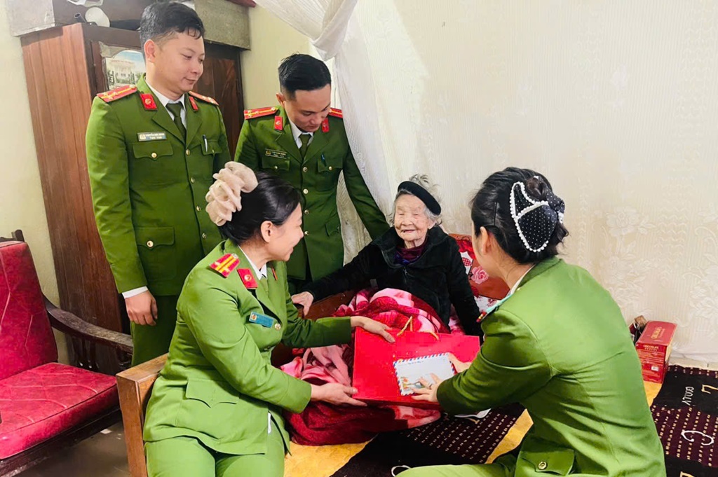 Công an xã Đông Lộc tặng quà thương binh, thân nhân liệt sĩ, người có công với cách mạng