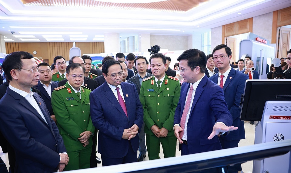 Thủ tướng Phạm Minh Chính; Thứ trưởng Nguyễn Văn Long tham quan trưng bày về phát triển khoa học, công nghệ, đổi mới sáng tạo và chuyển đổi số tại Hội nghị sơ kết triển khai Nghị quyết số 57-NQ/TW về đột phá phát triển khoa học, công nghệ, đổi mới sáng tạo và chuyển đổi số