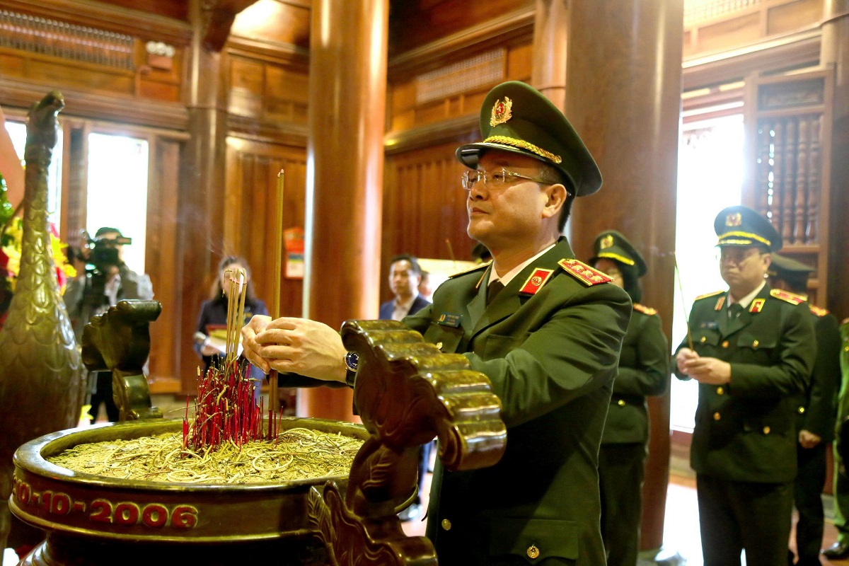 Đồng chí Thượng tướng Phạm Thế Tùng - Ủy viên Ban Thường vụ Đảng ủy Công an Trung ương, Thứ trưởng Bộ Công an dâng hương tại Khu di tích lịch sử Quốc gia đặc biệt Kim Liên