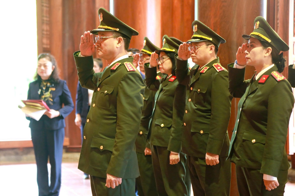 Đại biểu tưởng nhớ công lao to lớn của Chủ tịch Hồ Chí Minh