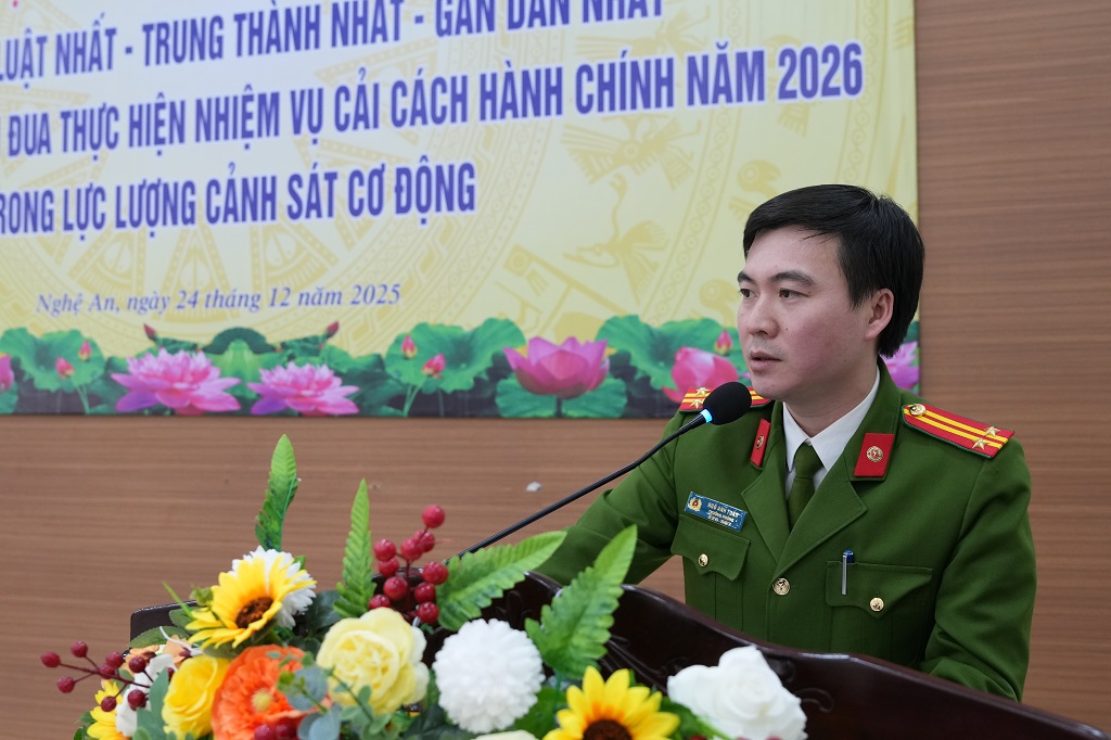 Lãnh đạo Phòng Cảnh sát cơ động phát biểu tại buổi lễ