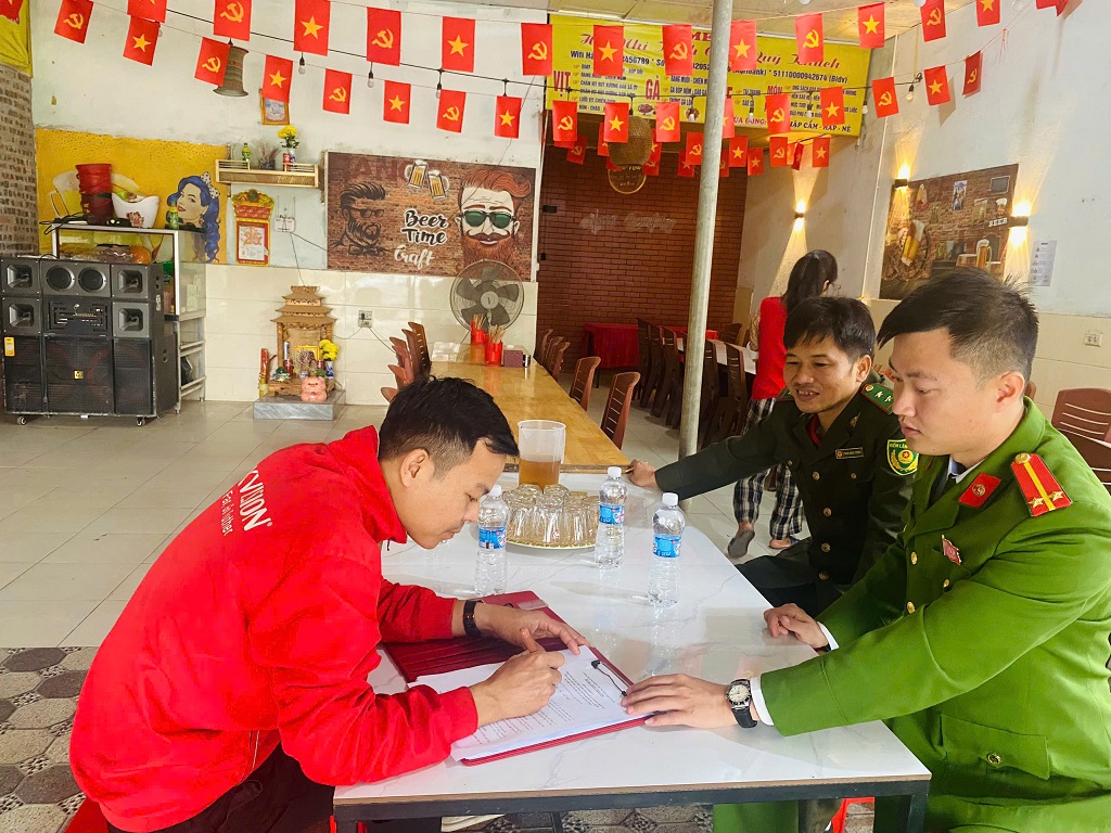 Công an xã hướng dẫn chủ các cơ sở kí cam kết 