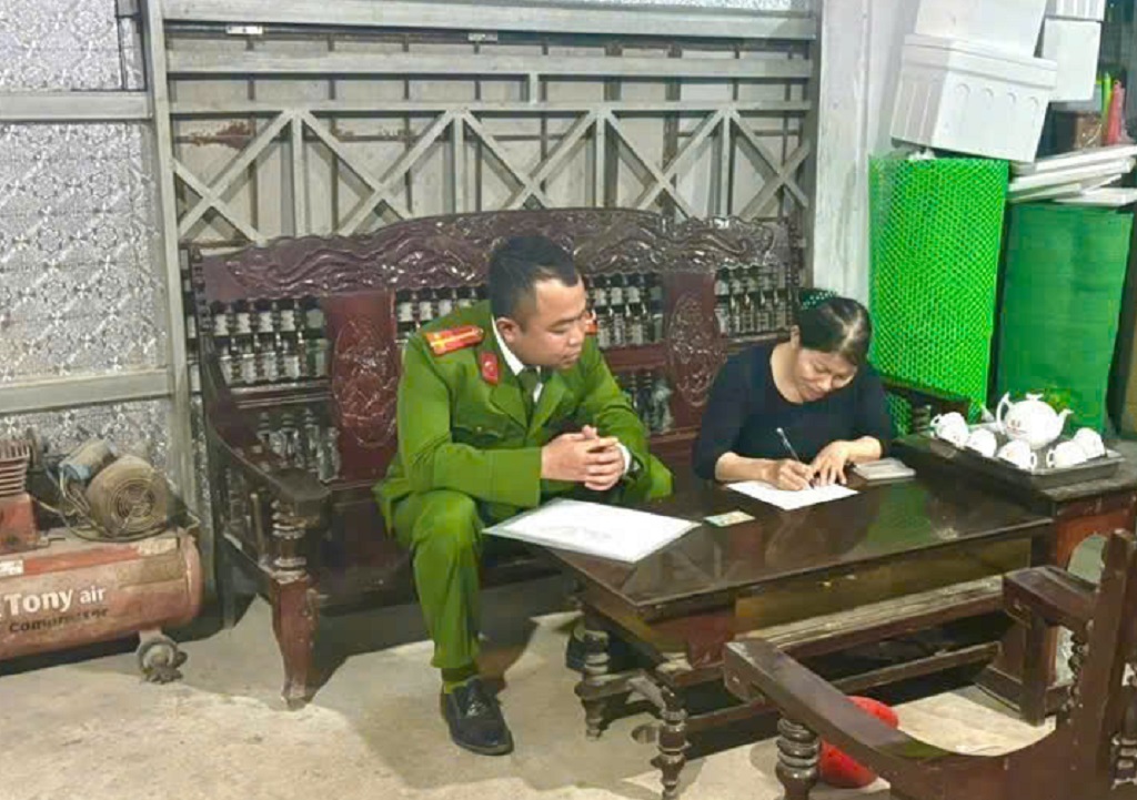 Cơ sở kinh doanh kí cam kết với Công an xã