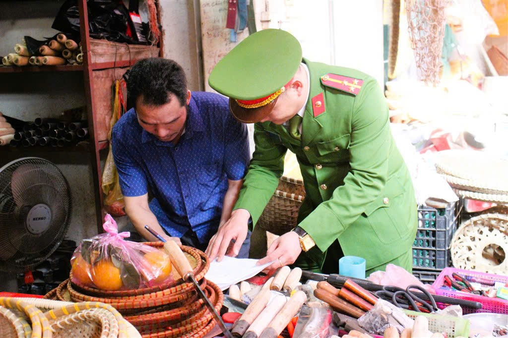 Công an xã hướng dẫn người dân chấp hành các quy định của pháp luật