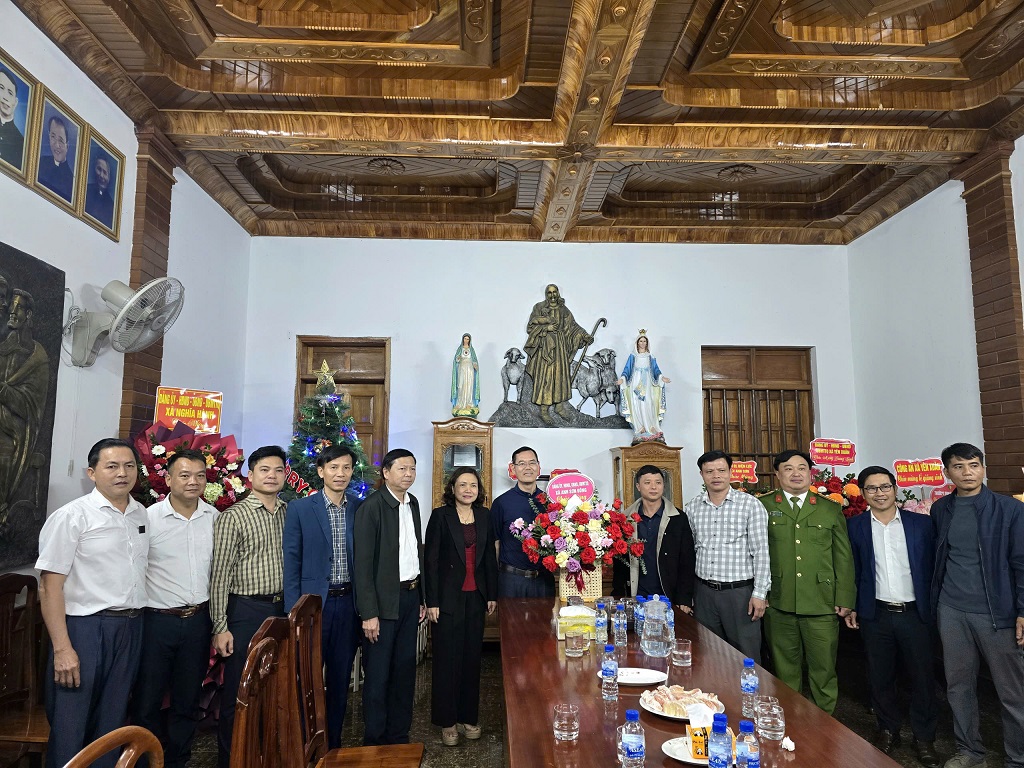 Công an xã chúc mừng Giáo xứ và bà con giáo dân nhân dịp Lễ Giáng sinh