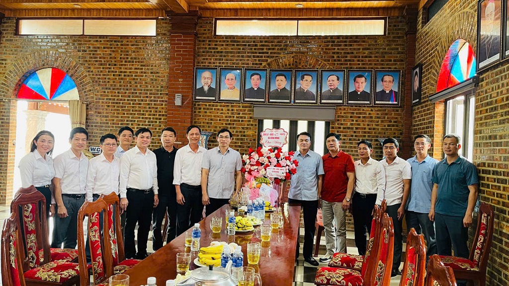 Công an xã chúc mừng Giáo xứ và bà con giáo dân nhân dịp Lễ Giáng sinh