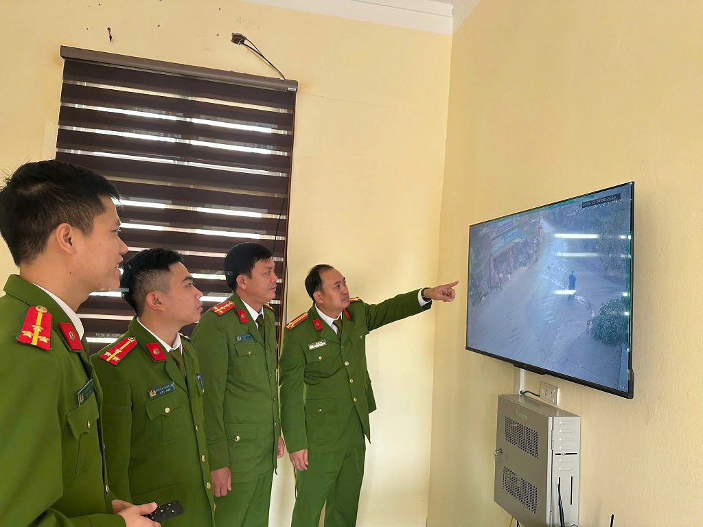 Công an xã theo dõi tình hình qua hệ thống camera an ninh