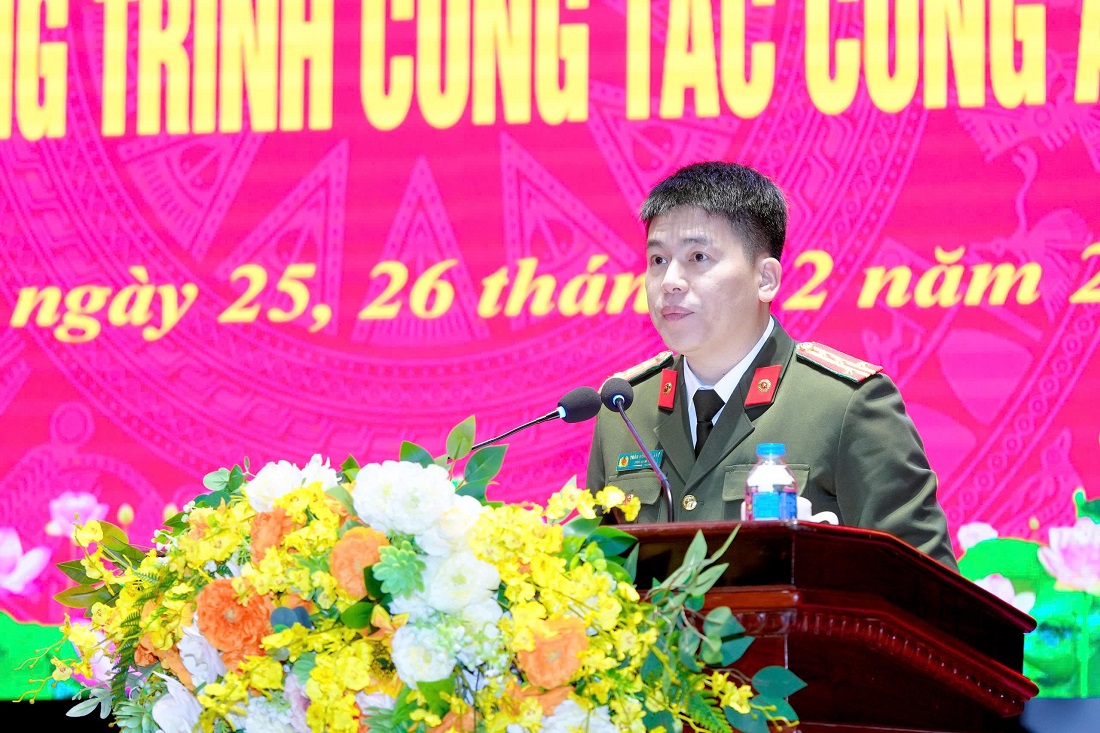 Đồng chí Đại tá Trần Hồng Quang, Phó Bí thư Đảng ủy, Phó Giám đốc Công an tỉnh phát biểu tại Hội nghị