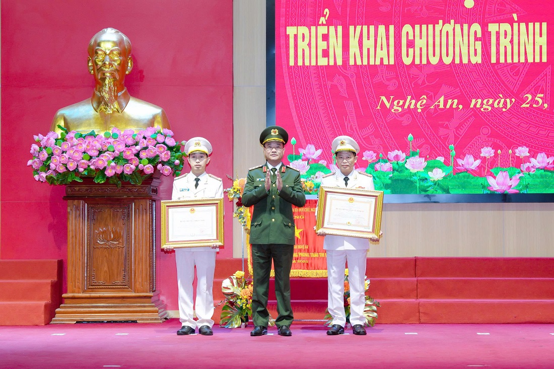 Đồng chí Thứ trưởng Phạm Thế Tùng trao Huân chương Chiến công và Huân chương Bảo vệ Tổ quốc cho 02 cá nhân