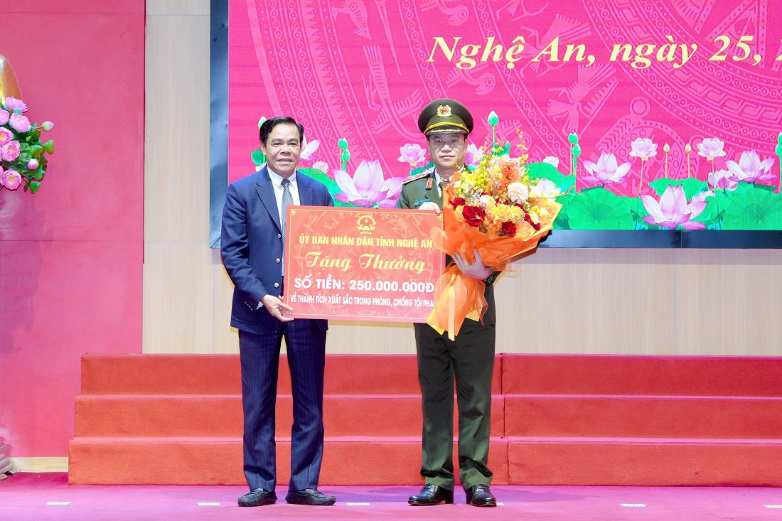 Đồng chí Võ Trọng Hải, Chủ tịch UBND tỉnh trao trao thưởng thành tích xuất sắc cho Công an tỉnh trong những ngày đầu đợt cao điểm tấn công, trấn áp tội phạm