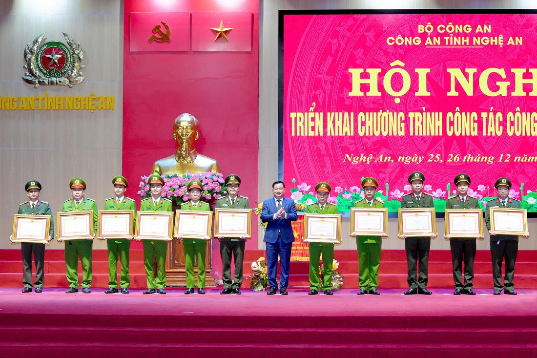 Đồng chí Nguyễn Khắc Thận, Bí thư Tỉnh ủy trao Bằng khen của Thủ tướng Chính phủ cho 11 cá nhân