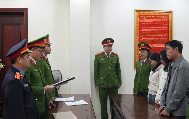 Cơ quan Cảnh sát điều tra Công an tỉnh Nghệ An đọc lệnh khởi tố vụ án, khởi tố bị can có liên quan tại Công ty TNHH Sơn Thái Long.