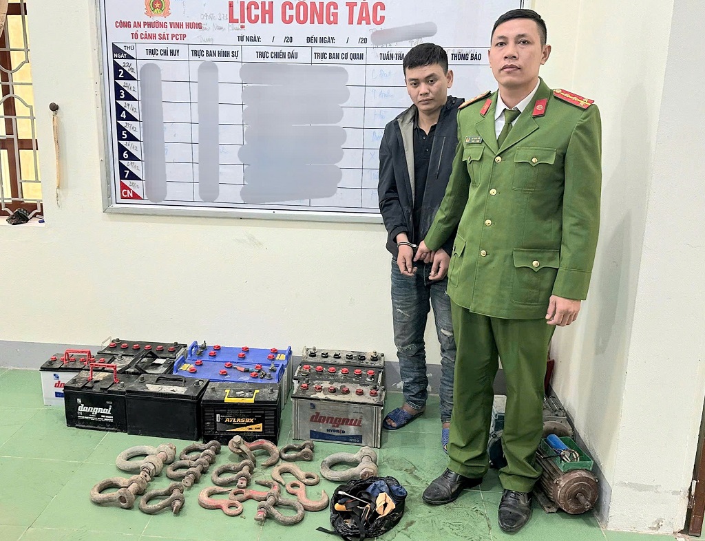  Đối tượng Nguyễn Ngọc Tú cùng tang vật tại Cơ quan Công an