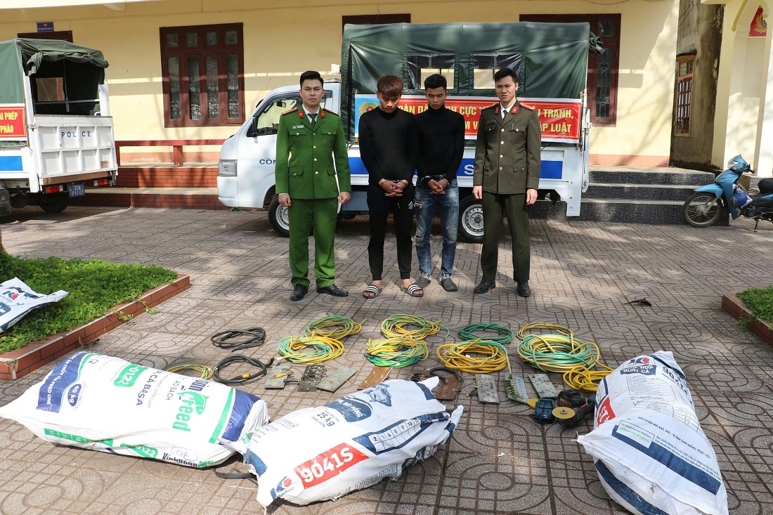 Đối tượng Bùi Văn Hội và Bùi Phúc Tráng cùng tang vật vụ án