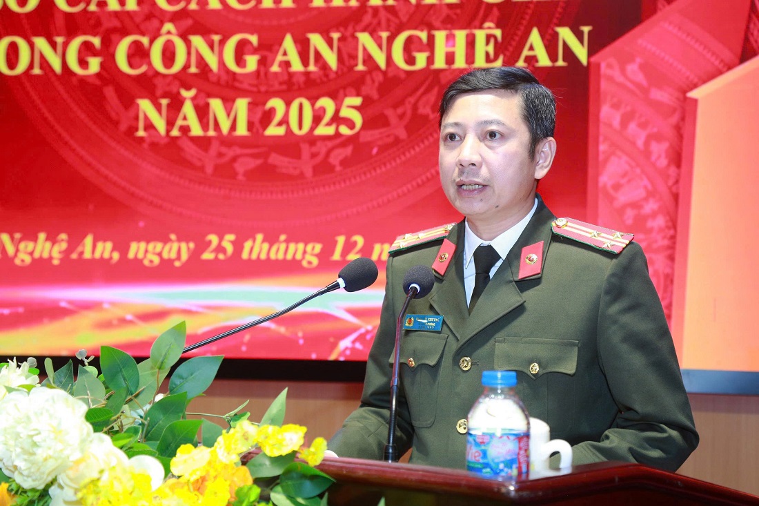 Đồng chí Thượng tá Nguyễn Văn Đạo, Trưởng phòng Tham mưu công bố chỉ số cải cách hành chính năm 2025 trong Công an tỉnh Nghệ An 