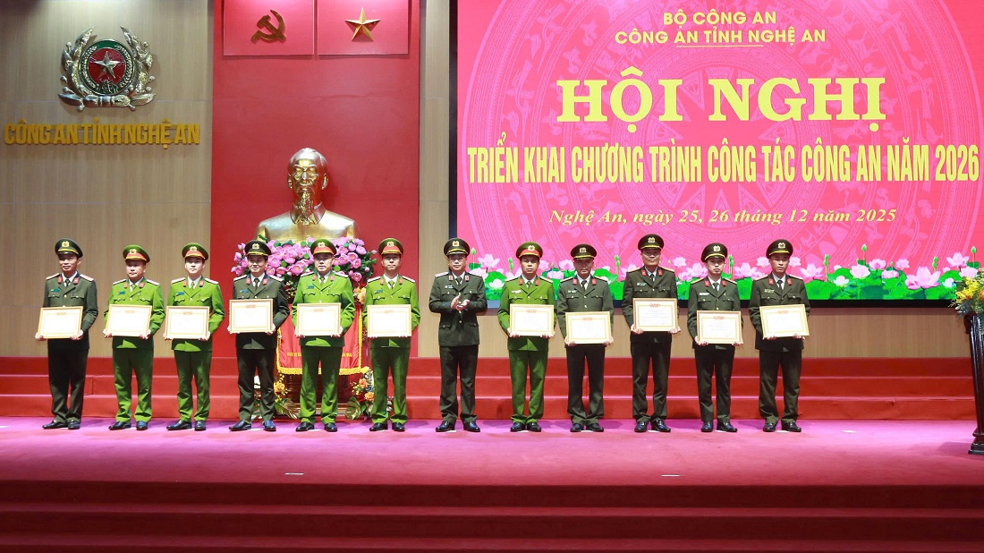 Đồng chí Thiếu tướng Đinh Việt Dũng, Ủy viên Ban Thường vụ Tỉnh ủy, Bí thư Đảng ủy, Giám đốc Công an tỉnh trao danh hiệu “Đơn vị Quyết thắng” cho các tập thể