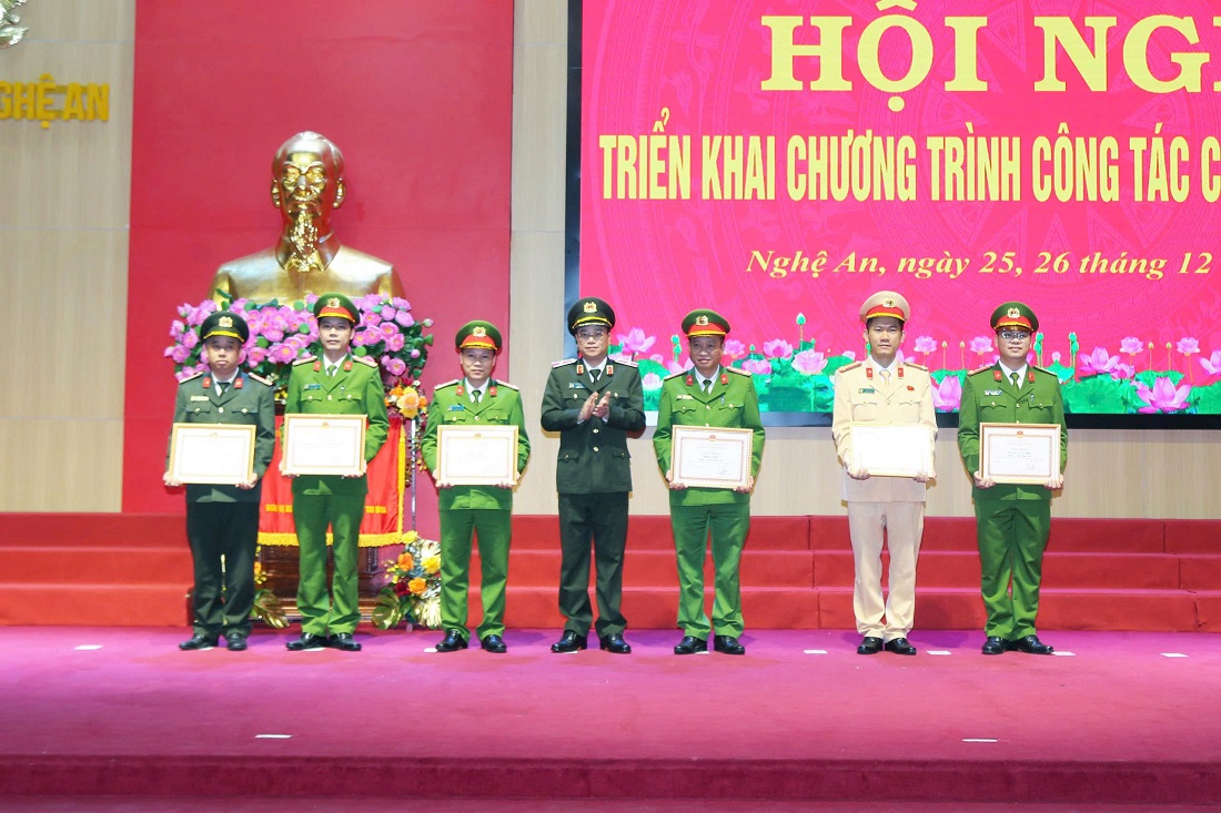 Đồng chí Thiếu tướng Đinh Việt Dũng, Ủy viên Ban Thường vụ Tỉnh ủy, Bí thư Đảng ủy, Giám đốc Công an tỉnh khen thưởng các đơn vị có thành tích trong công tác cải cách hành chính