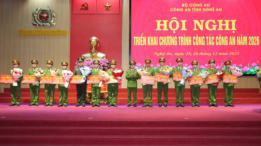 Đồng chí Thượng tá Phạm Thành Long, Phó Giám đốc Công an tỉnh trao danh hiệu “Đơn vị Quyết thắng” cho các tập thể đạt thành tích xuất sắc trong đợt cao điểm