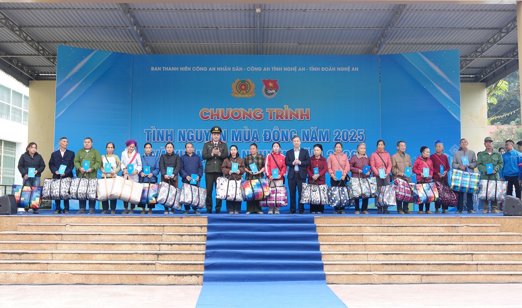 Đồng chí Trưởng ban Thanh niên Công an nhân dân - Thượng tá Đồng Đức Vũ và Phó Chủ tịch Ủy ban MTTQ Việt Nam tỉnh Nghệ An Nguyễn Đức Thành trao quà tặng hộ dân có hoàn cảnh khó khăn 