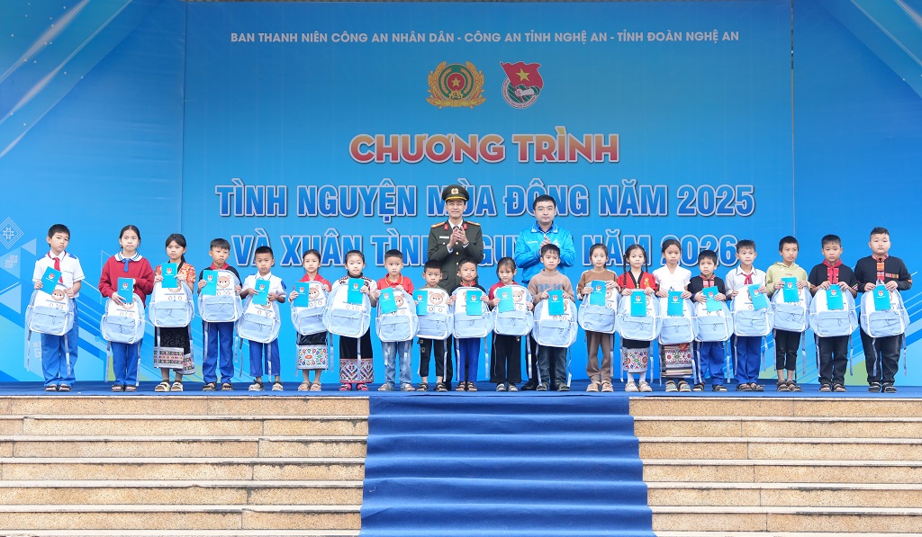 Đại diện Ban Tổ chức chương trình trao quà tặng các em nhỏ có hoàn cảnh khó khăn, vươn lên học tập 