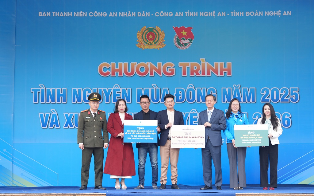 Đại diện Ban Tổ chức và đơn vị đồng hành trao nguồn lực hỗ trợ xã Tương Dương